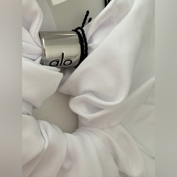 New Auth Alo Yoga Bead It Oversized Scrunchie NWT - white - Picture 3 of 4